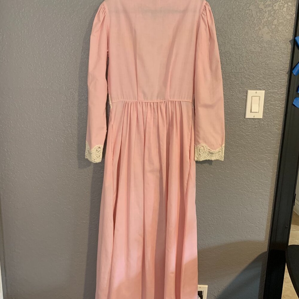 Vintage-Inspired Women's Pink Lace-Trim Robe - Picture 8 of 11